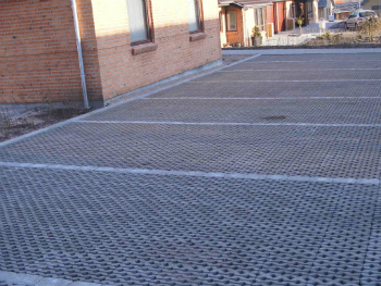 Mindre parkeringsplads med græsarmering