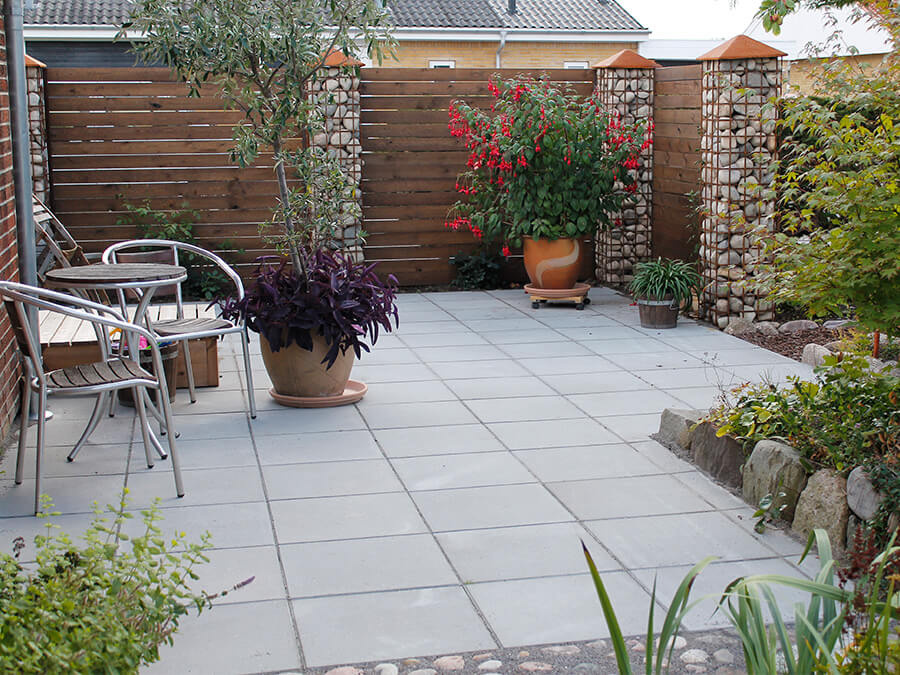 Terrasse med 50x50 betonfliser