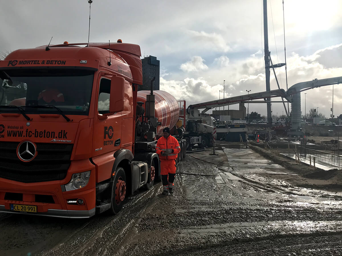 Betonkanon der leverer færdigblandet beton fra FC Beton