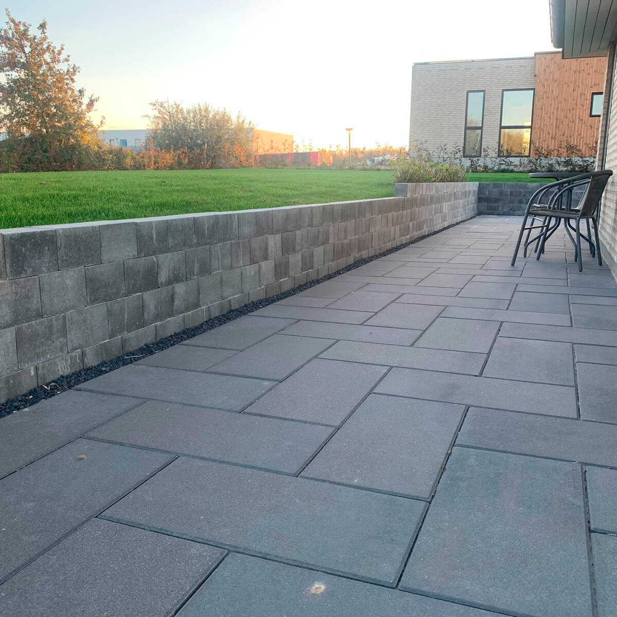 Flot terrasse med grå betonfliser og støttemur – FC Beton havefliser til udendørs belægning