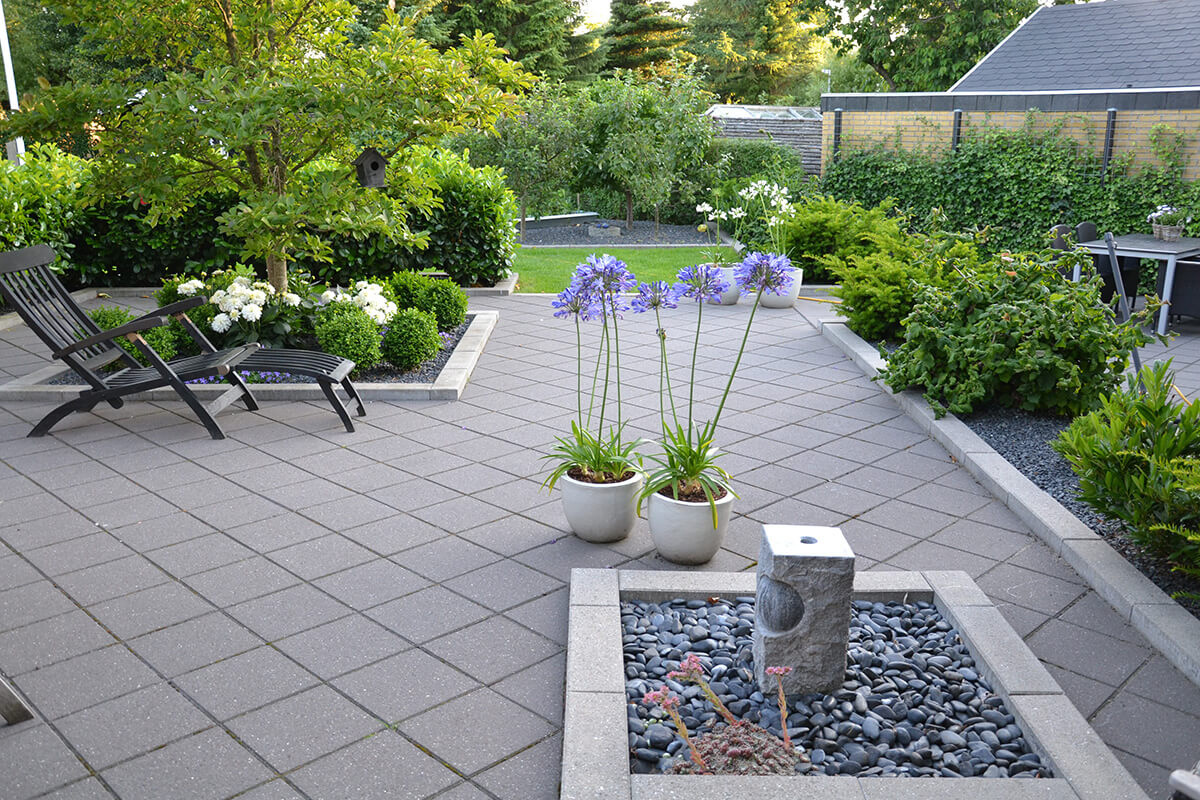 Smuk terrasse med mønster i betonfliser fra FC Beton – stilfuld udendørs belægning og haveinspiration