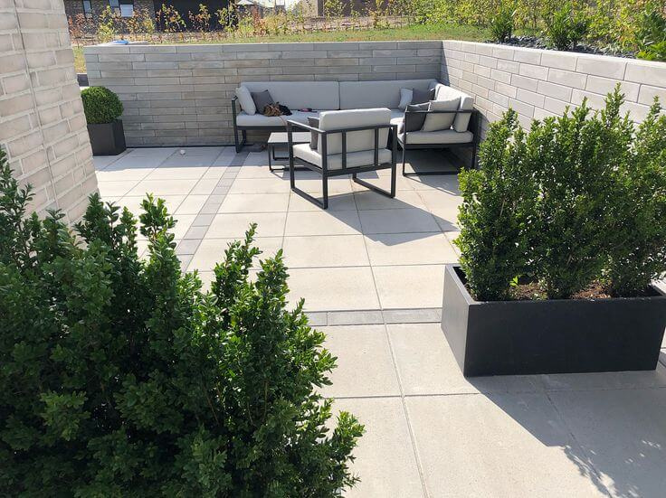 Flot læggemønster på terrasse med betonfliser fra FC Beton – inspiration til udendørs belægning