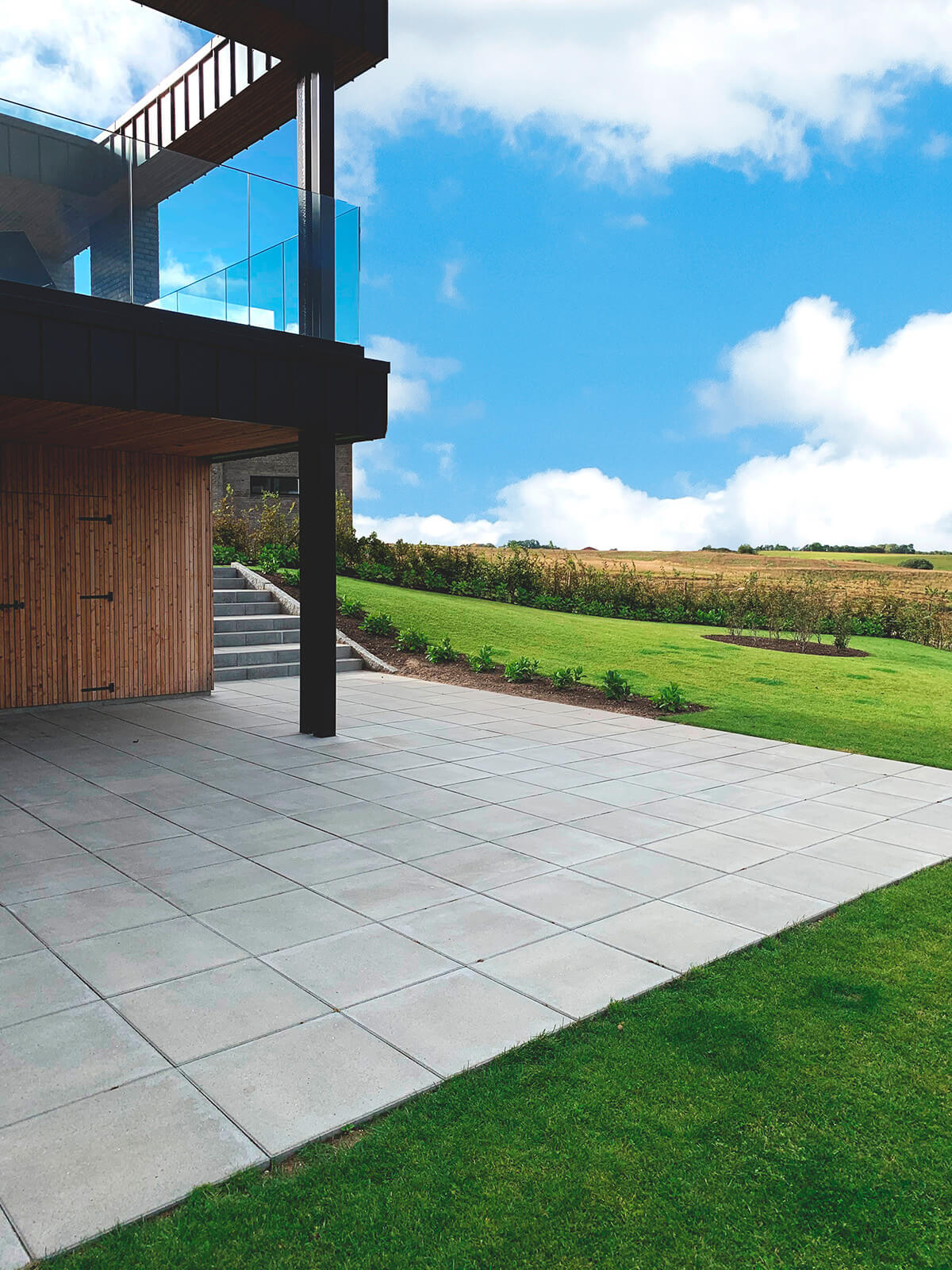 Grå terrasse med moderne fliser