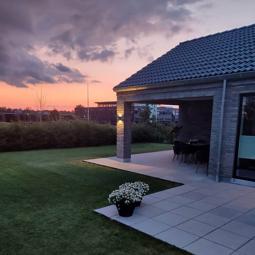 Flot solnedgang over terrasse med FC Beton havefliser – inspiration til udendørs belægning