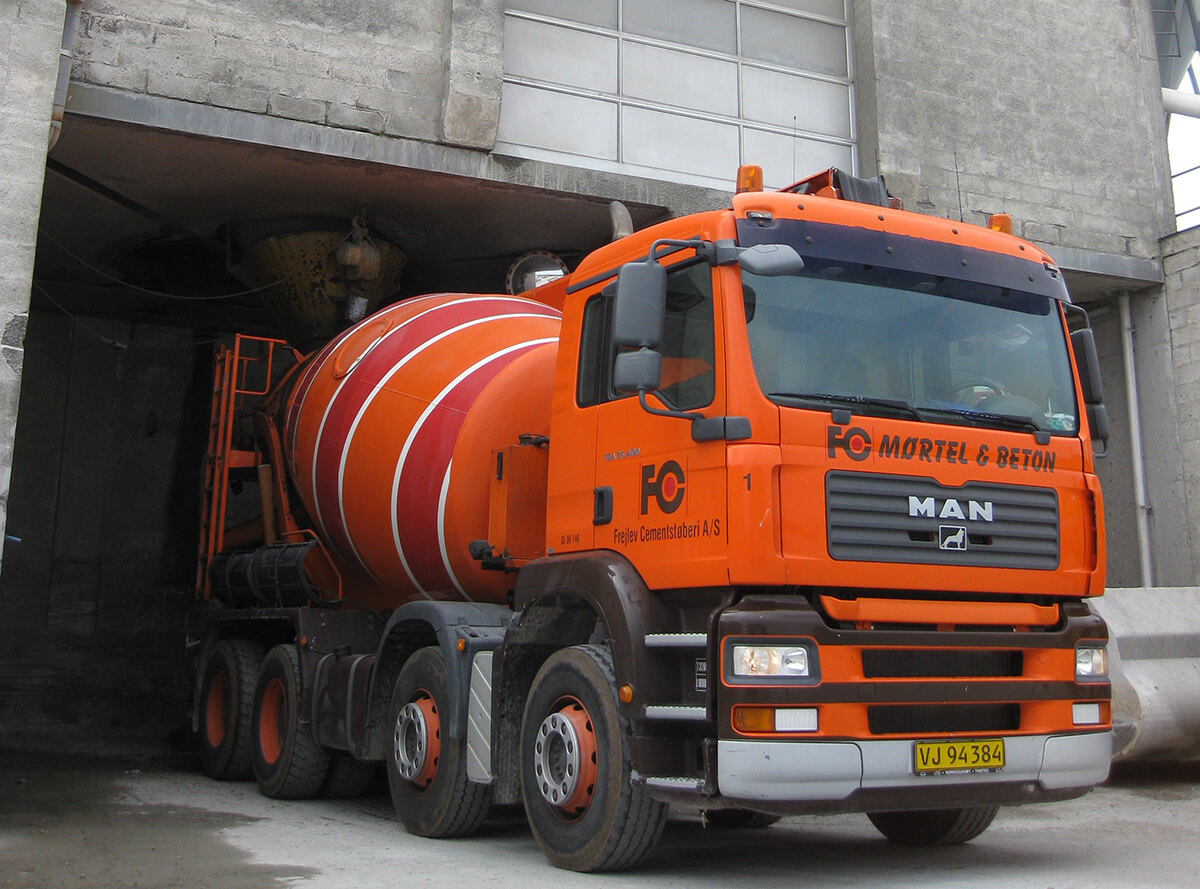 FC Beton lastbil med cementblander i produktion