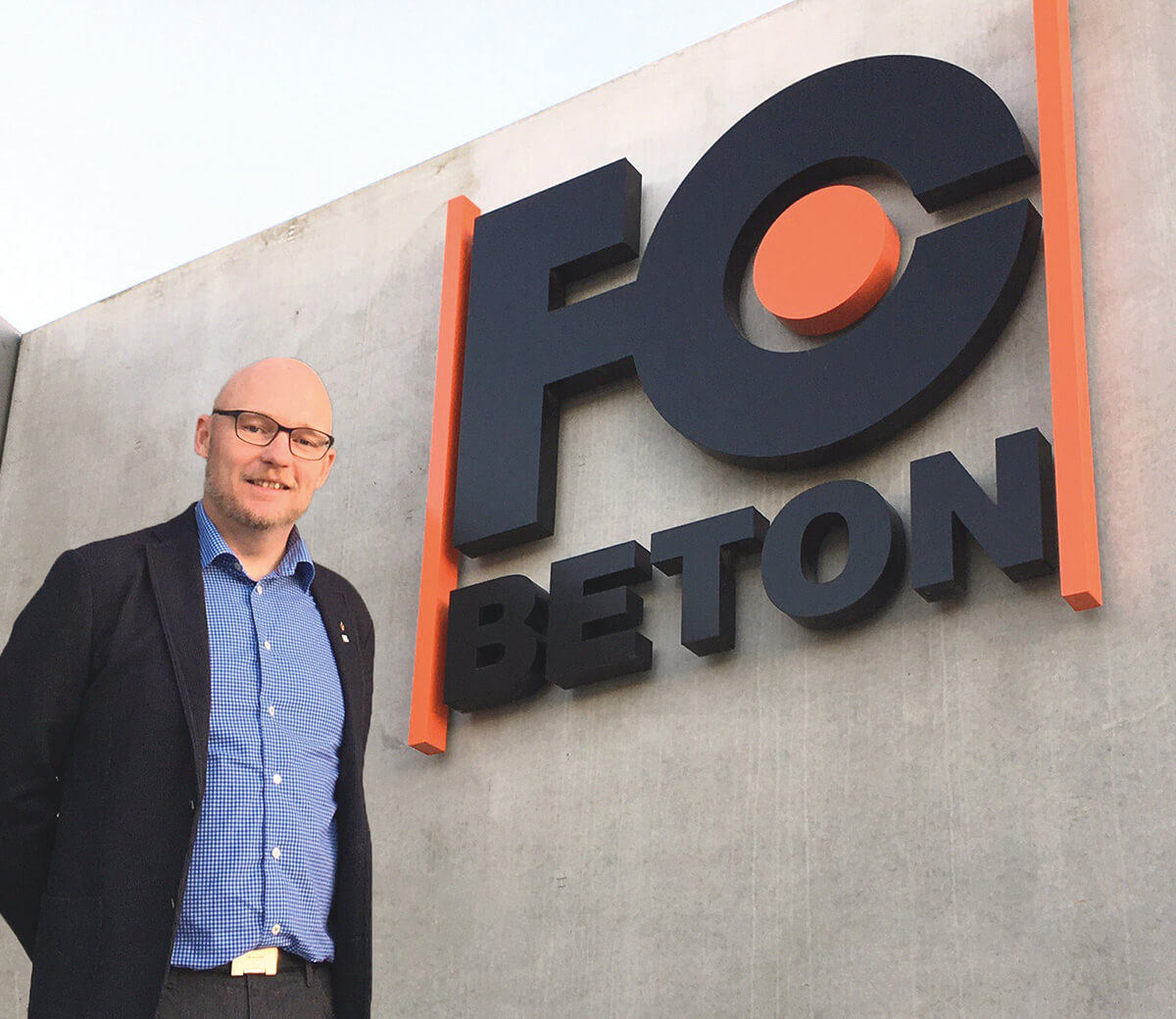 Jens Mølgaard foran FC Beton logo