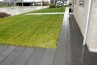Havestien og indkørslen er lavet af sorte 30x60 cm betonfliser